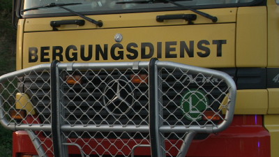 LKW-Unfall auf B 49 – Bergung mit zwei Kränen