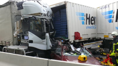 LKW-Unfall auf A7 – Fahrer schwer eingeklemmt