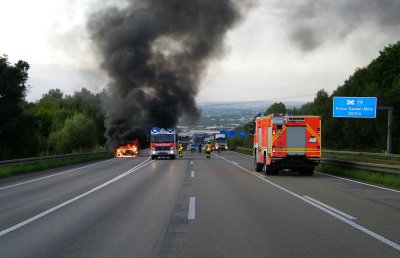PKW-Brand auf A7 – Bootsanhänger gerettet
