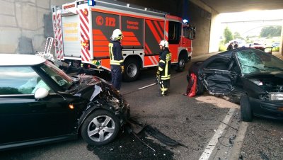 Frontalzusammenstoß auf regennasser Fahrbahn