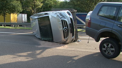 A44: Autoanhänger mit neuer V-Klasse kippte um – Hoher Sachschaden