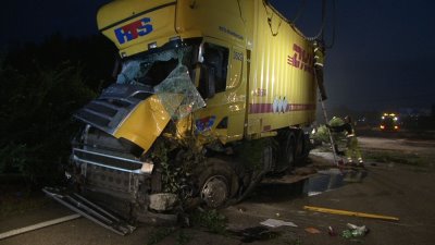 LKW weicht aus und kippt auf Gegenfahrbahn um / Video
