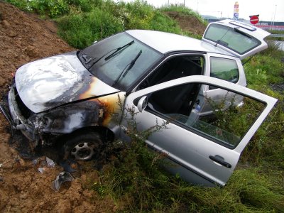 A49: PKW-Brand nach Unfall in der Abfahrt