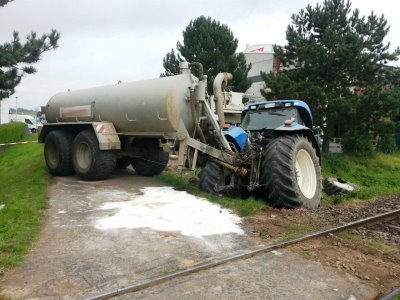 Bahnübergang – Rangierlok erfasst Traktor