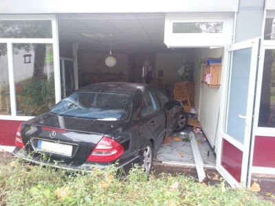 Bremse mit Gaspedal verwechselt – 79-Jährige kracht in Kindergarten