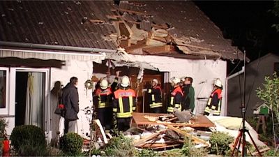 Traktor rollte in Schlafzimmer von Einfamilienhaus