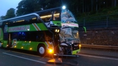 Baustelle: Doppeldeckerbus mit 72 Fahrgästen auf Silo-LKW aufgefahren