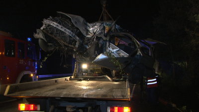 B 253: PKW-Fahrer war eine Stunde lang eingeklemmt
