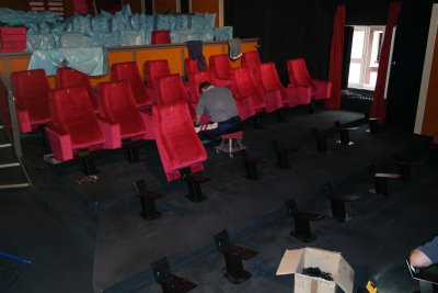 Nach 35 Jahren – Neue Stühle im Wolfhager Kino