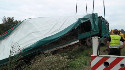 Unfall auf A44 – LKW im Graben