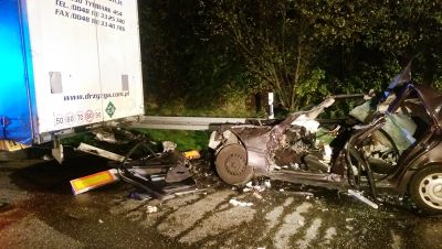 Mercedes raste ungebremst unter Sattelauflieger