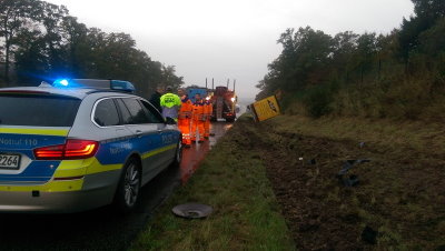 Sekundenschlaf – Ersatzteile für Mercedes landeten im Flutgraben | Video