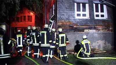 Wohnhausbrand – Bewohner nach Brand festgenommen