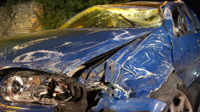 Unfall in Espenau – Anwohner retten Fahrerin aus PKW