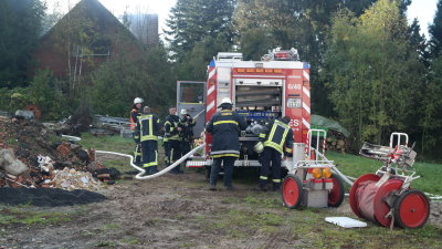 Leer stehendes Haus nach Brand zerstört