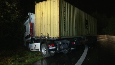 A44 auf A49: LKW knickt ein – Vollsperrung