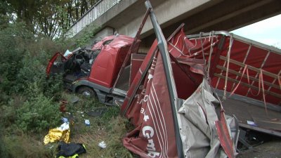 A7: LKW-Fahrer nach Unfall schwer verletzt