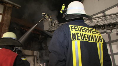 Feuerwehrmann bei Scheunenbrand verletzt | Video