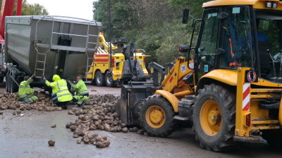 24 Tonnen – Rüben-LKW bei Vellmar umgekippt | Video