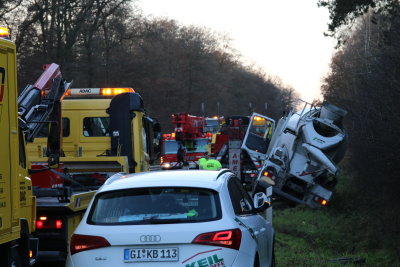 Betonmischer rutscht in Graben – Bergungsarbeiten abgeschlossen