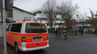Reizgas versprüht? – Großeinsatz an Lichtenberg Schule | Video