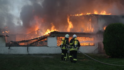 Großbrand in Waldeck Frankenberg – Wohnhaus und Lagerhalle im Vollbrand | Video
