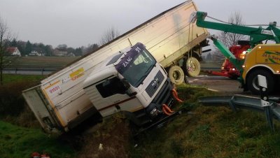 Sattelzug durchfuhr Kreisverkehr über Mittelinsel | Video