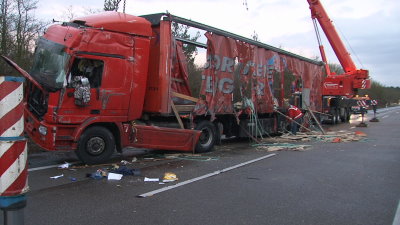 A44: LKW kippt um – Stundenlange Bergung | Video
