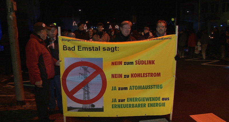 Hunderte Demonstranten gegen Stromtrasse
