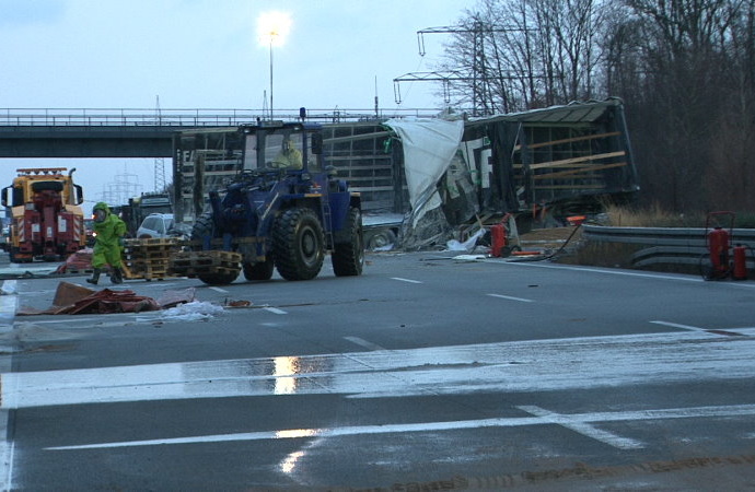 A7: Nach schwerem LKW-Unfall bei Göttingen – Landkreis Kassel im Einsatz