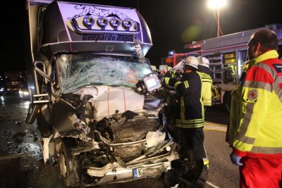 Hasselberg: Auffahrunfall auf der A 7 – Fahrer eingeklemmt