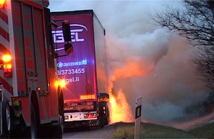 A7: Fahrerhaus von Sattelzug ausgebrannt