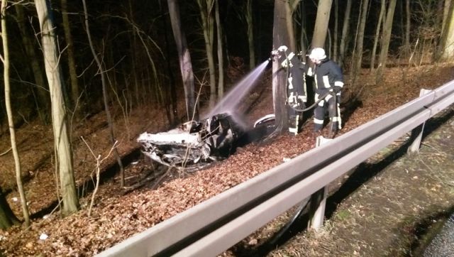 Autofahrer verbrannte im Fahrzeugwrack