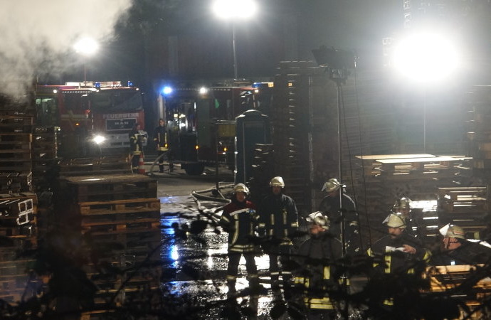 Holzpaletten brannten neben Lagerhalle