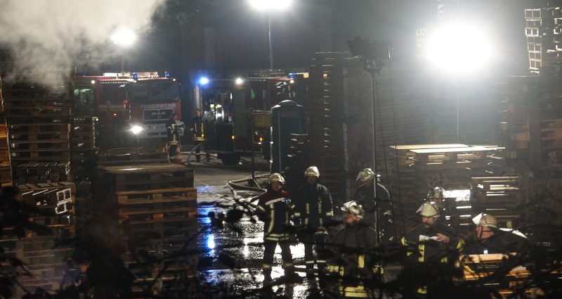 Holzpaletten brannten neben Lagerhalle