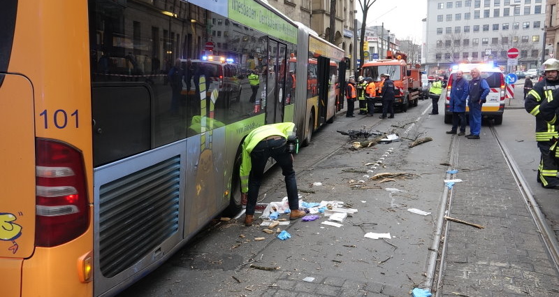Fahrradfahrerin vom Bus erfasst