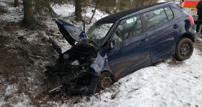 PKW gegen Baum – Unfall bei Riede
