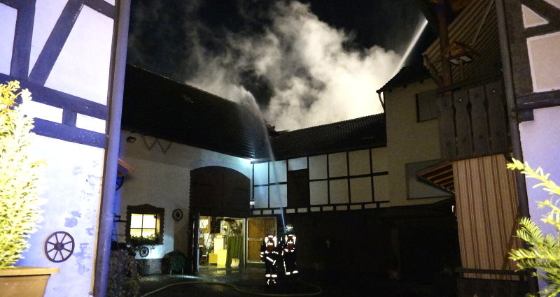 Scheunenbrand greift auf Wohnhaus über