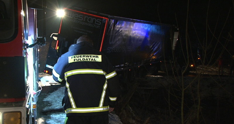 Großeinsatz: Schwierige LKW-Bergung in Fuldatal