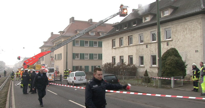 Ersthelfer nach Wohnungsbrand gefunden – 4-jähriger Bruder weiterhin in Lebensgefahr