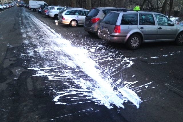 Goethestraße: Farbe verteilt sich auf Fahrbahn
