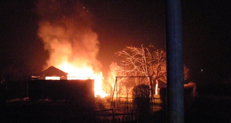 Giesewiesen: Gartenlaube im Vollbrand