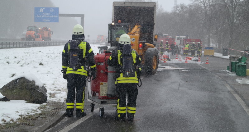 A44: Fehlende Ladungssicherung – Gefahrguteinsatz