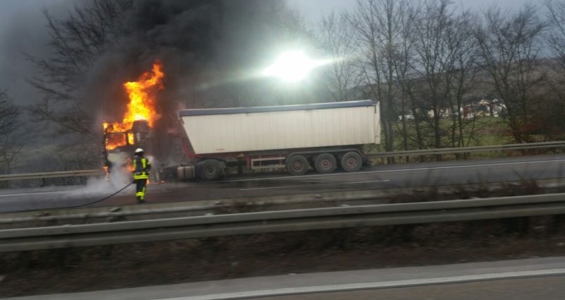 A44 – Vollsperrung nach LKW-Brand