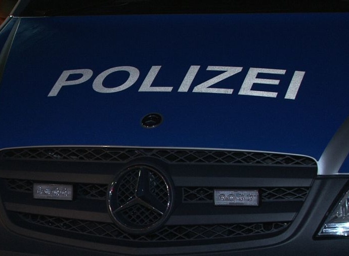KS: 19-jähriger Autofahrer benutzt Blaulicht und bremst Rettungswagen im Einsatz aus