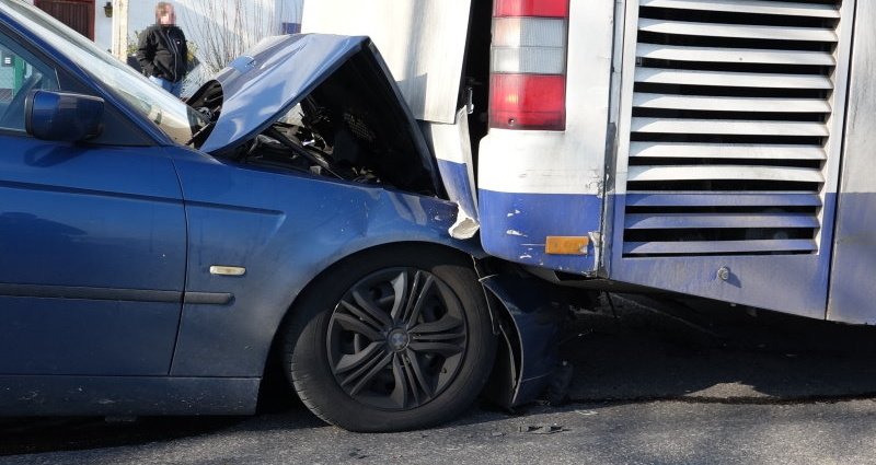 Auffahrunfall mit Bus – Drei Verletzte