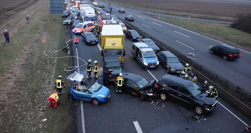 B 455: LKW kracht ins Stauende bei Wiesbaden