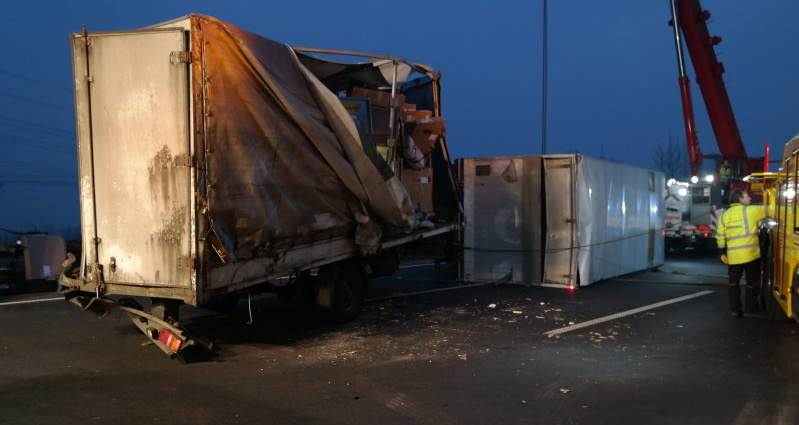 A7: LKW liegt nach Unfall quer – Vollsperrung