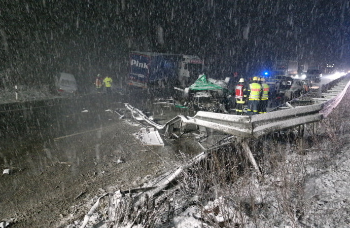 A7: LKW durchbricht Mittelleitplanke – Tödlicher Unfall