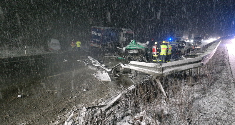 A7: LKW durchbricht Mittelleitplanke – Tödlicher Unfall